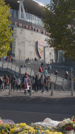 Vertikales-Video-Des-Emirates-Stadium-Home-Ground-Arsenal-Football-Club-London-Mit-Fans-Am-1.-Spieltag